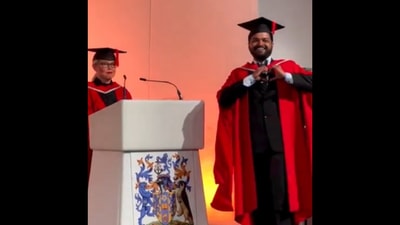 The father makes a heart sign during his graduation ceremony as his daughter can't keep calm. (Instagram/@shivaeenalawade_andaashishnalawade__) The father makes a heart sign during his graduation ceremony as his daughter can't keep calm. (Instagram/@shivaeenalawade_andaashishnalawade__)