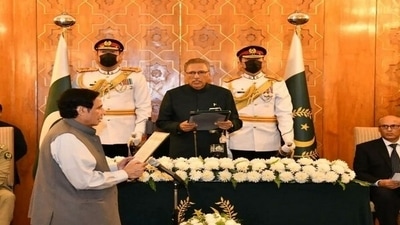 Pakistan: President Arif Alvi administers oath to Pervez Elahi as CM Punjab Pakistan: President Arif Alvi administers oath to Pervez Elahi as CM Punjab 