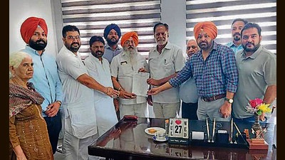 SAD councillors handing over a memorandum to mayor Balkar Sandhu at MC’s Zone-D office in Ludhiana on Wednesday. (HT Photo)