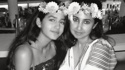 Twinkle Khanna shared a rare picture of sister Rinke Khanna. Twinkle Khanna shared a rare picture of sister Rinke Khanna.