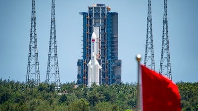 Debris from a Chinese space rocket is crashing toward earth (Bloomberg) Debris from a Chinese space rocket is crashing toward earth (Bloomberg)