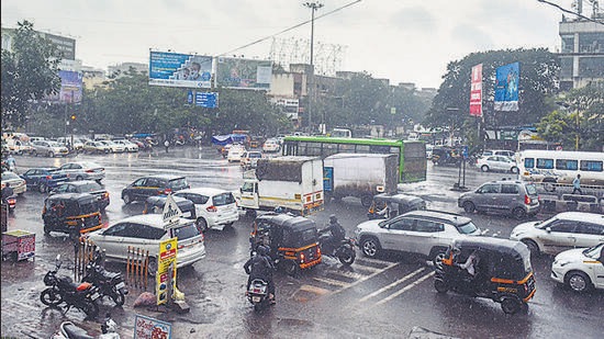 Chaos at Kharadi Bypass road during peak hours. No traffic police personnel was present at the spot. (Shankar Narayan/HT PHOTO)