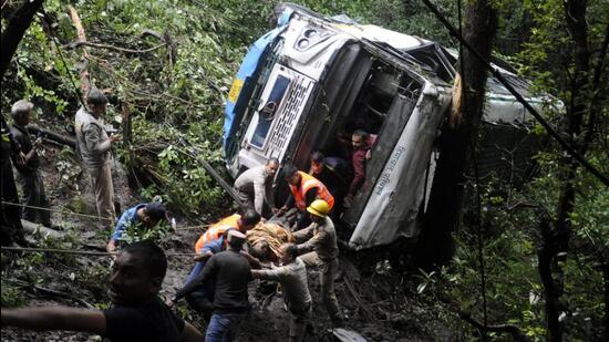 Rescue teams carrying an bus injured passenger out on a stretcher near Shimla. (Deepak Sansta/HT )