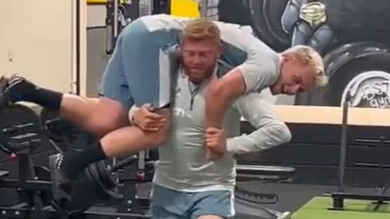 Jonny Bairstow carries Sam Curran on his shoulders in an unusual gym video.(Twitter/@TheBarmyArmy)