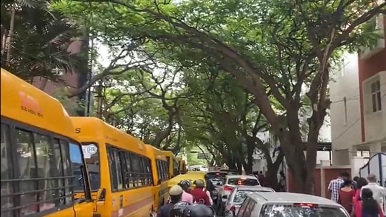 Long queue of school vehicles on the 12th main road in Indiranagar area of Bengaluru. (Twitter/@shivdomlur)