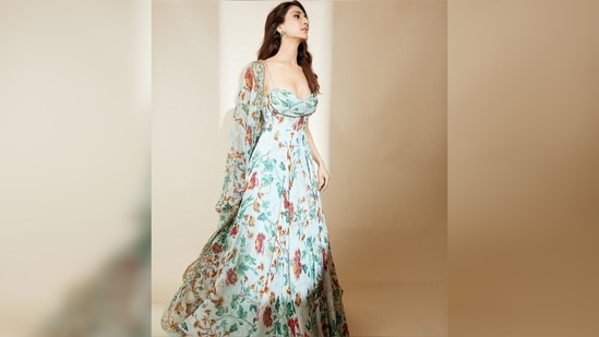 Vaani Kapoor picked her outfit from the shelves of designer Mahima Mahajan's collection. For makeup, she went for the soft glam look.(Instagram/@_vaanikapoor_)