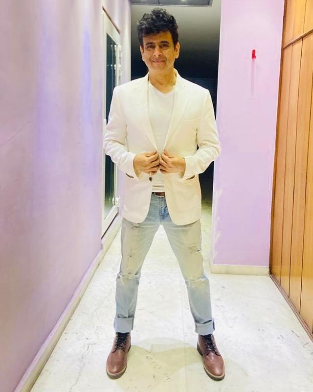 Musician Palash Sen studied BSC (Hons) Zoology for a year at Hansraj College before taking up medical sciences.