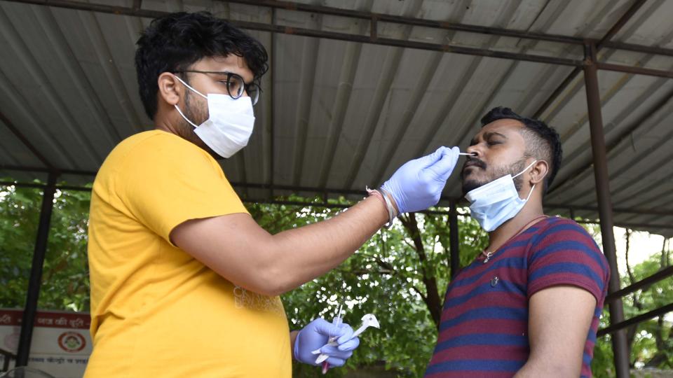 With the fresh infections, the infection tally in Delhi rose to 19,50,802, while the death toll mounted to 26,307. (Parveen Kumar/HT PHOTO)