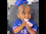 This is how the little girl reacts when she tastes cotton candy for the first time. (Instagram/@emmamariecotton) This is how the little girl reacts when she tastes cotton candy for the first time. (Instagram/@emmamariecotton)