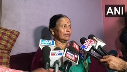 मृतक प्रवीण नेट्टारू की मां पत्रकारों से बात करती हैं।
