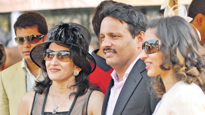 Swapnali, Avinash and Gauri Bhosale - Swapnali Bhosale Constructions Million Race at Mahalaxmi Race Course - Photo by Prodip Guha 27-04-08
