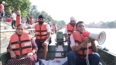 Bengal Engineering Group Sappers squad keeping vigil at Ganga Ghat on Thursday prior to leaving for Roorkee BEG Centre in Haridwar. (HT PHOTO.)