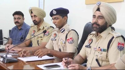 Ludhiana police commissioner Kaustubh Sharma (centre) addressing mediapersons regarding the recovery of drugs. (HT Photo)