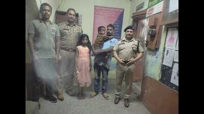 The man with his two children in Ludhiana. (HT)