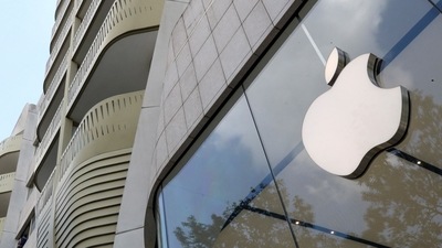The Apple Inc logo is seen at the entrance to the Apple store in Brussels, Belgium. (REUTERS)