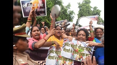 Police stopping the procession from proceeding towards the collectorate in Lucknow on Thursday. (DEEPAK GUPTA/HT PHOTO)