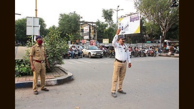 Traffic cops seen at Swargate chowk at 6.20 pm on Thursday. (Ravindra Joshi/HT PHOTO) Traffic cops seen at Swargate chowk at 6.20 pm on Thursday. (Ravindra Joshi/HT PHOTO)