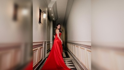 Malika Arora opted for the dewy skin makeup look. She also highlighted her shoulders and collar bones to make her skin appear healthier. (Instagram/@malaikaaroraofficial) Malika Arora opted for the dewy skin makeup look. She also highlighted her shoulders and collar bones to make her skin appear healthier. (Instagram/@malaikaaroraofficial)