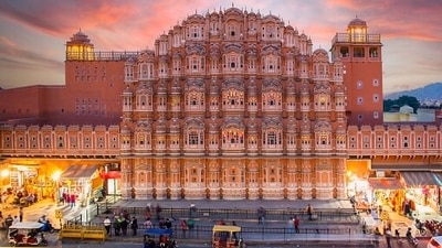 The vibrant art scene of Jaipur, which includes everything from dance, music, and architecture to visual arts and handicrafts, is well known. Art lovers are sure to be excited by the Hawa Mahal and Raj Mandir Cinema. The Ajmer Fort, which has played a significant role in history, culture, and even films, is one of the most spectacular sites. Last but not least, you can go to Jantar Mantar, which is not only lovely but also allows our imaginations to soar into space and gives us a glimpse into a universe beyond our own. (pixabay)