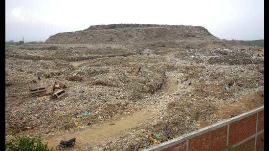 A total of 12.7 lakh MT legacy waste is to be cleared from the 25-acre Dadumajra landfill in Chandigarh. (HT Photo)