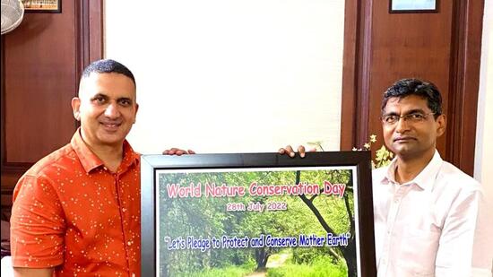 Ludhiana CP with nature artist Harpreet Sandhu, unveiling portrait on the occasion of World Nature Conservation Day. (HT PHOTO)