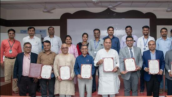 Students with the blockchain-powered degree certificates. (HT PHOTO)