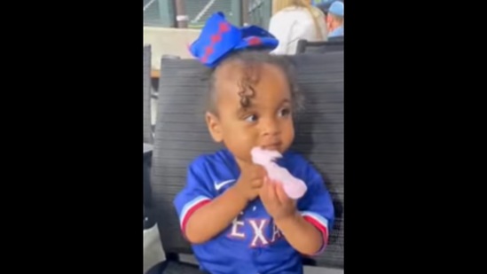 This is how the little girl reacts when she tastes cotton candy for the first time. (Instagram/@emmamariecotton) This is how the little girl reacts when she tastes cotton candy for the first time. (Instagram/@emmamariecotton)