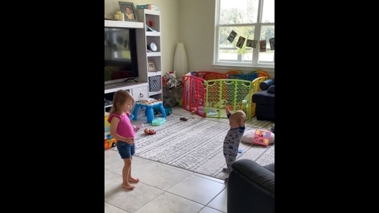A screengrab of the video shared on Instagram showcases the little girl encouraging her younger brother to take his first steps.(Instagram/@the_flsunshine_mama) A screengrab of the video shared on Instagram showcases the little girl encouraging her younger brother to take his first steps.(Instagram/@the_flsunshine_mama)