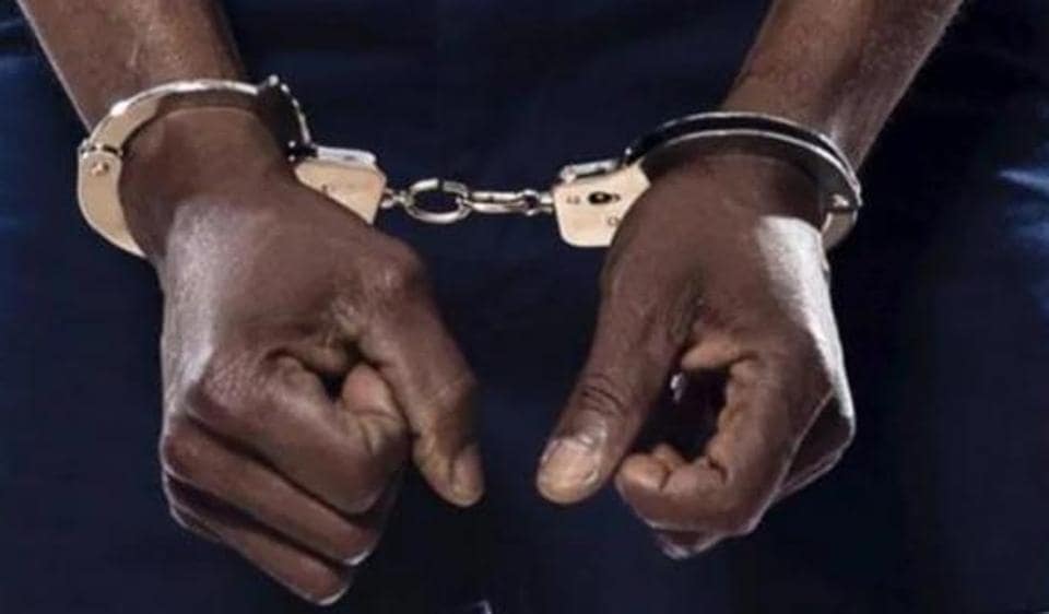Bengaluru police nabbed a mobile thief who hid in a showroom overnight to escape undetected. Bengaluru police nabbed a mobile thief who hid in a showroom overnight to escape undetected.