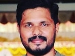 Praveen Nettaru, a resident of Bellare, was attacked by bike-borne assailants when he was returning home after closing his poultry shop late on Tuesday evening (HT Photo)