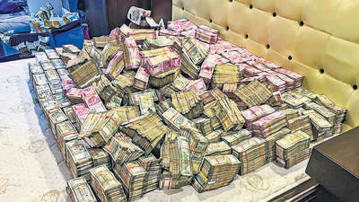 Cash recovered by ED officials from the residence of Arpita Mukherjee, a close aide of West Bengal Minister Partha Chatterjee. ( (PTI)