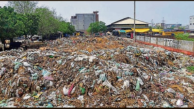 A mound of garbage piled up at Ludhiana’s main vegetable market in Ludhiana on Friday. (Gurpreet Singh/HT) A mound of garbage piled up at Ludhiana’s main vegetable market in Ludhiana on Friday. (Gurpreet Singh/HT)