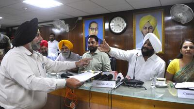 Independent councillor Manjit Singh Sethi submitting councillors’ petition against the finance panel to MLA Kulwant Singh and MC commissioner Navjot Kaur at the Mohali MC meeting on Friday. (Keshav Singh/HT) Independent councillor Manjit Singh Sethi submitting councillors’ petition against the finance panel to MLA Kulwant Singh and MC commissioner Navjot Kaur at the Mohali MC meeting on Friday. (Keshav Singh/HT)