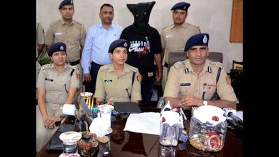 Chandigarh SSP Kuldeep Singh Chahal interacting with the media regarding the arrest on Friday. (Ravi Kumar/HT) Chandigarh SSP Kuldeep Singh Chahal interacting with the media regarding the arrest on Friday. (Ravi Kumar/HT)