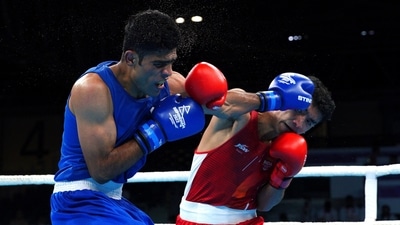 India's Shiva Thapa, right, and Pakistan's Suleman Baloch during the Men's Over 60kg-63.5kg (Light Welter) - Round of 32 at The NEC on day one of 2022 Commonwealth Games in Birmingham, England (AP)