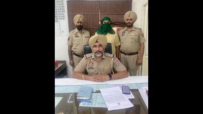 The man who was arrested for duping people in the name of Ujjwala Scheme in Ludhiana on Friday. (Harvinder Singh/HT) The man who was arrested for duping people in the name of Ujjwala Scheme in Ludhiana on Friday. (Harvinder Singh/HT)