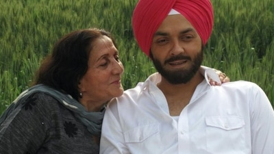 Bobby Deol with his mother Prakash Kaur.