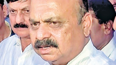 Dakshina Kannada, July 28 (ANI): Karnataka Chief Minister Basavaraj Somappa Bommai speaks to media after meeting family of BJP Yuva Morcha worker Praveen Nettaru who was murdered, in Sulya Bellary, Dakshina Kannada district on Thursday. (ANI Photo) (ANI)