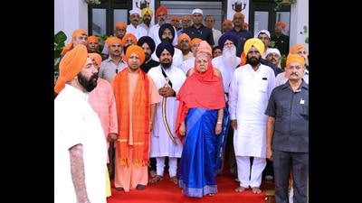 U.P governor Anandiben Patel and chief minister Yogi Adityanath at a programme held at Raj Bhawan to mark 401st Prakash Parv of Guru Teg Bahadur on Friday. (HT photo) U.P governor Anandiben Patel and chief minister Yogi Adityanath at a programme held at Raj Bhawan to mark 401st Prakash Parv of Guru Teg Bahadur on Friday. (HT photo)