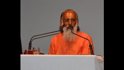 Swami Chidrupanandji delivering a talk in Prayagraj on Friday. (HT Photo) Swami Chidrupanandji delivering a talk in Prayagraj on Friday. (HT Photo)