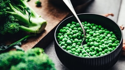 Green peas, like other legumes, are known for causing bloating, gas formation and flatulence. (Unsplash)