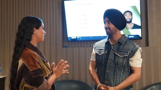 Diljit Dosanjh falls at the feet of r Lilly Singh's mom at Toronto  concert- The New Indian Express