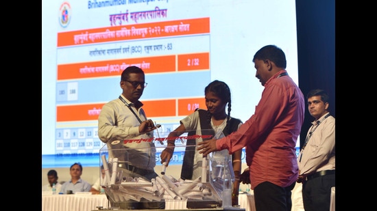 BMC holds lottery draw for Other Backward Caste (OBC), OBC Women and General Women Category seats for the BMC General Elections at Bandra (Vijay Bate/HT PHOTO)