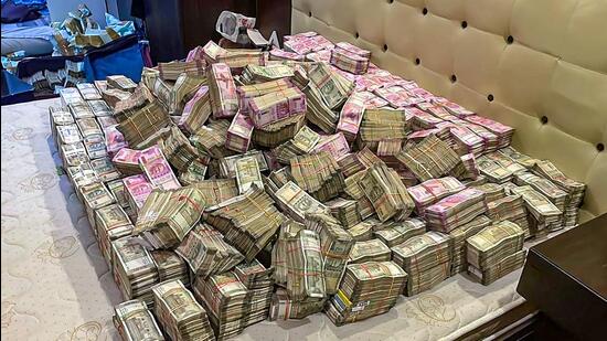 Cash recovered by ED officials from the residence of Arpita Mukherjee, a close aide of West Bengal Minister Partha Chatterjee. (PTI)