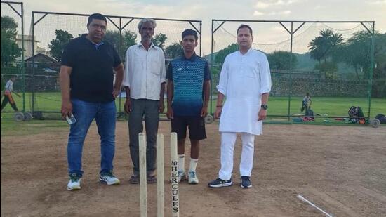RCA president Vaibhav Gehlot with Bharat Singh and his father. (HT picture)