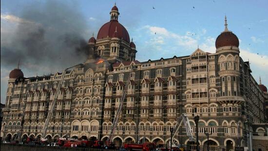 Fire billows from the top floor of the Taj Palace hotel in Mumbai during the 2008 terrorist attacks. (HT File Photo)