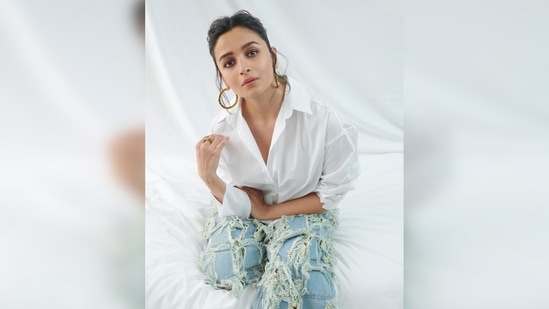 "just another day … lounging around and promoting darlings - hope you’re having a nice day .. bye," Alia Bhatt captioned her post(Instagram/@aliaabhatt)