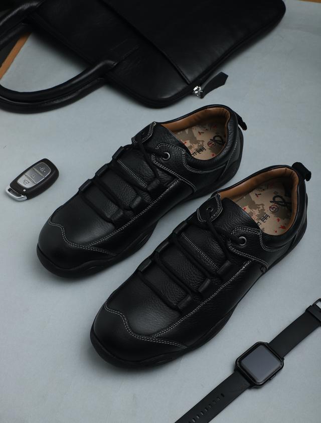 A good pair of shoes with round tips will make a good impression at a work meeting (Trendy leather shoes with white thread trimmings by Ezok) A good pair of shoes with round tips will make a good impression at a work meeting (Trendy leather shoes with white thread trimmings by Ezok)
