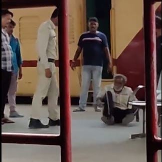 The police constable has been suspended from duty, according to Superintendent of Police Rewa.&nbsp; (Screengrab)