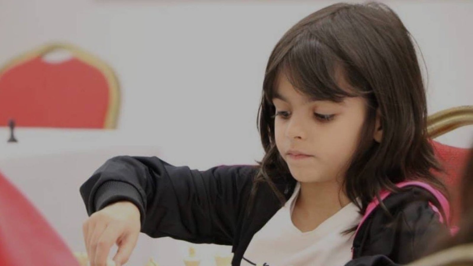 رندة سدر البالغة من العمر 8 سنوات ترفع علم فلسطين في أولمبياد الشطرنج